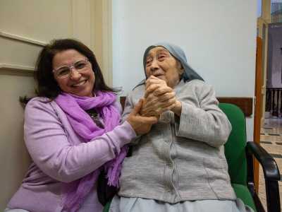 ...e poi in uno stanzone dove facciamo la conoscenza della superiora Veronica, minuta signora dall�incredibile et� di 102 anni